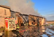 Cascina in fiamme a Bozzolo, difficile spegnimento delle rotoballe