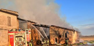 Cascina in fiamme a Bozzolo, difficile spegnimento delle rotoballe