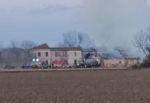 Cascina in fiamme a Bozzolo, difficile spegnimento delle rotoballe