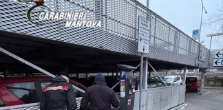 Baby spacciatori colti sul fatto dai carabinieri: due 19enni nei guai