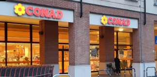 Rubano cosmetici per 400 euro alla Conad e scappano sorridenti: denunciati