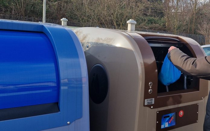 contenitori intelligenti ponte rosso con persona (2)