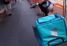 Rider, pm Milano dispone controllo giudiziario per Deliveroo Italy: “Paghe sotto soglia di povertà”