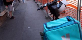 Rider, pm Milano dispone controllo giudiziario per Deliveroo Italy: “Paghe sotto soglia di povertà”