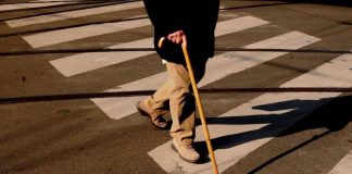 Il 20% degli over 65 cade almeno una volta l’anno, una scarpa intelligente può evitarlo