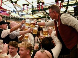 Oktoberfest a pagamento? Scoppia la lite sul biglietto d’ingresso