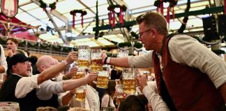 Oktoberfest a pagamento? Scoppia la lite sul biglietto d’ingresso