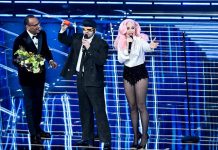 Sanremo 2026, TonyPitony e il caco sul palco: il significato del gesto