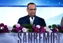 Carlo Conti replica a Gassmann: “Equivoco, nessun divieto per i parenti sul palco”