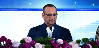 Carlo Conti replica a Gassmann: “Equivoco, nessun divieto per i parenti sul palco”