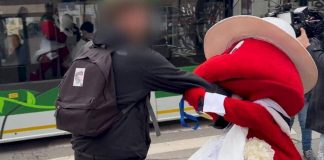 Gabibbo malmenato a Milano, spintoni al celebre pupazzo di Striscia