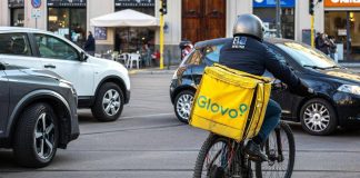 Rider sfruttati, Glovo replica: “Procura non ha ordinato di assumerne 40.000”