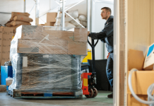 Pallet, pellicola e cinghie: Bruxelles fa marcia indietro sul 100% di riuso