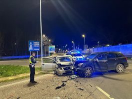 Violento scontro tra due auto in via dei Toscani all’imbocco della tangenziale Sud