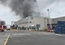 Brucia azienda di packaging plastico: maxi-intervento dei vigili del fuoco di Mantova nel Cremonese