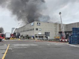 Brucia azienda di packaging plastico: maxi-intervento dei vigili del fuoco di Mantova nel Cremonese