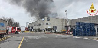 Brucia azienda di packaging plastico: maxi-intervento dei vigili del fuoco di Mantova nel Cremonese