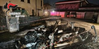 Monzambano, incendio notturno distrugge un’auto nel cortile di un condominio