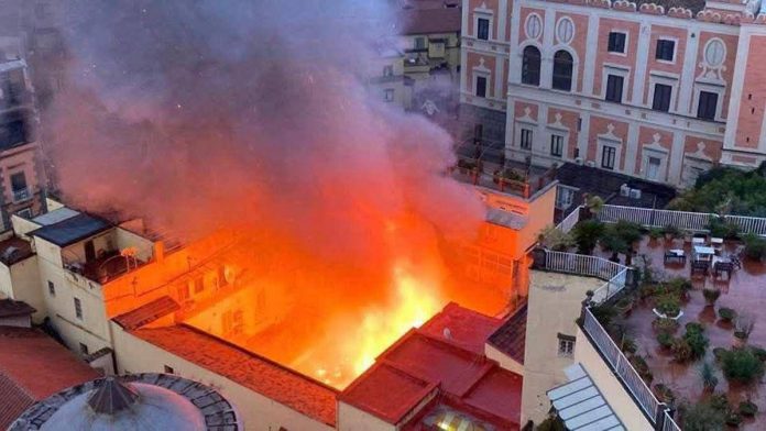 incendio_teatro_sannazaro_foto_di_tommaso_ederoclite