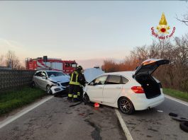 Goito: pauroso frontale tra due auto, coinvolto anche un ciclista. Tre feriti