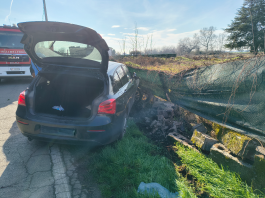 Violento tamponamento a Malavicina, auto distrugge un muretto di recinzione