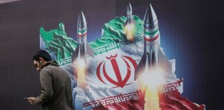 Missili e finte bare di soldati Usa, Iran celebra la rivoluzione e sfida Trump e Israele