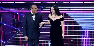 Sanremo 2026, Laura Pausini ‘inciampa’ sulle parole: lo ‘sfottò’ di Can Yaman