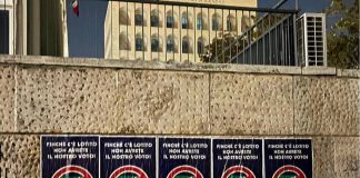 Protesta laziali, manifesti con simbolo Forza Italia sbarrato: “Finché c’è Lotito non avrete nostro voto”