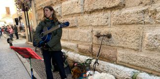 Dieci cani e una chitarra, Mara porta la sua arte nel cuore di Mantova