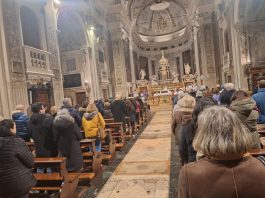 Santa Teresa, chiesa gremita per l’addio ai frati tra commozione e tanta gratitudine