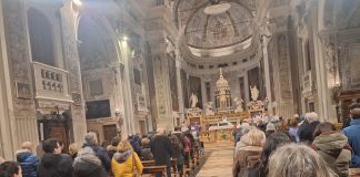 Santa Teresa, chiesa gremita per l’addio ai frati tra commozione e tanta gratitudine