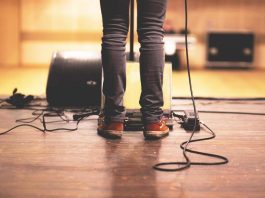 Tachicardia, bocca secca e nausea: cos’è e come gestire l’ansia da palcoscenico