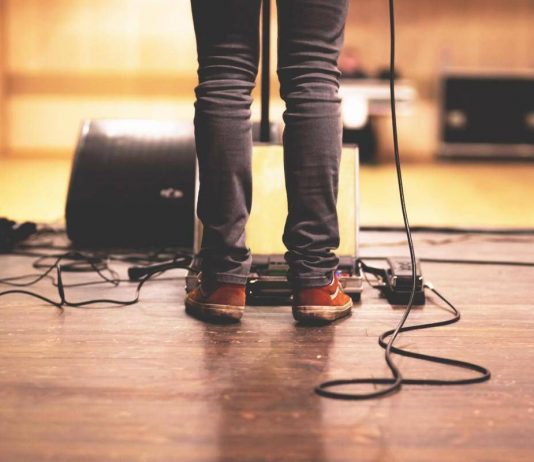 Tachicardia, bocca secca e nausea: cos’è e come gestire l’ansia da palcoscenico