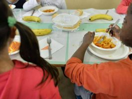 Bimbi a tavola, studio: “Mangiare senza aiuto favorisce sviluppo linguaggio”