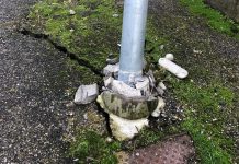 Motteggiana, il Comune paga la luce ma non può riparare il palo pericolante