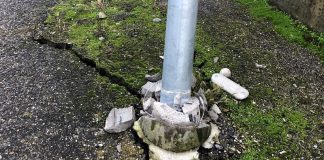 Motteggiana, il Comune paga la luce ma non può riparare il palo pericolante