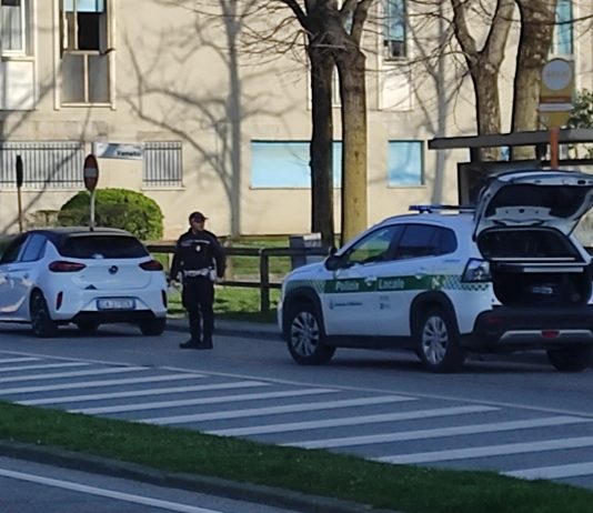 Mantova, stretta della Polizia Locale: pizzicati 80 automobilisti al telefono e 114 senza assicurazione