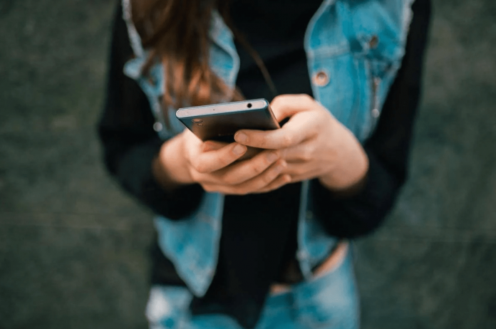 ragazza_telefonino_cellulare_smartphone_123rf-2