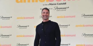 Raoul Bova in ‘Amici comuni’: “Il telefono è il terzo incomodo in una coppia”