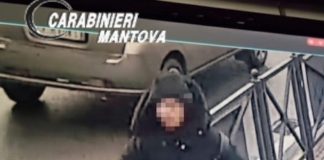Mantova, butta a terra 84enne per rapinarlo: denunciato 24enne