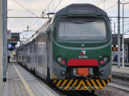 Bologna, cavi tranciati e ordigno artigianale alla stazione: forte ritardo treni. Salvini: “Attentato premeditato”