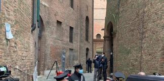 Morte David Rossi, perizia: lesioni volto non legate a caduta, ipotesi urto contro fili metallo finestra Mps