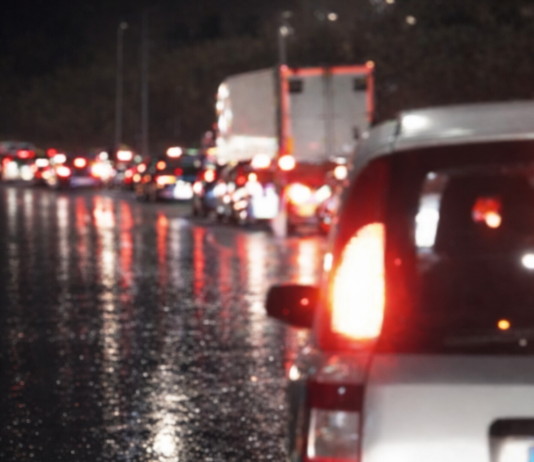 La pioggia apre una voragine in via Cremona: traffico in tilt