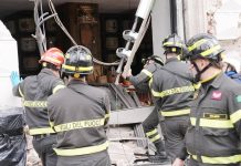 Tram deragliato a Milano, due morti e 48 feriti: l’ipotesi di un guasto al freno d’emergenza dopo il malore dell’autista