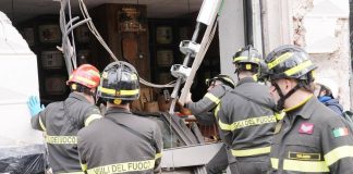 Tram deragliato a Milano, due morti e 48 feriti: l’ipotesi di un guasto al freno d’emergenza dopo il malore dell’autista