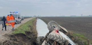 Ostiglia, cede la banchina e si ribalta col trattore: paura per agricoltore 28enne