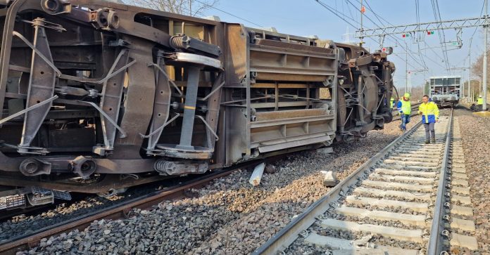 treno merci deragliato
