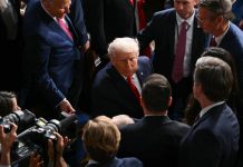 Trump, discorso record di 108 minuti tra proteste e silenzi