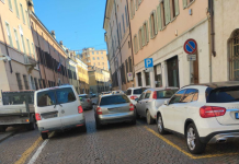 Via Chiassi, ciclabile pericolosa tra doppie file e invasioni: “i candidati sindaco prendano posizione”