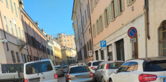 Via Chiassi, ciclabile pericolosa tra doppie file e invasioni: “i candidati sindaco prendano posizione”